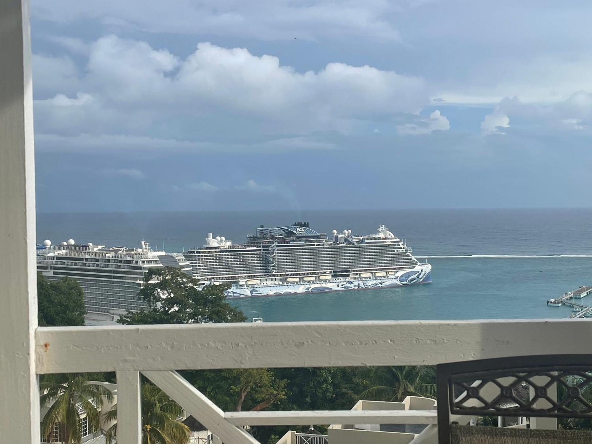 Oceanbreeze Jamaica Penthouse, 7-Minute Walk To Beach Ocho Rios Luaran gambar