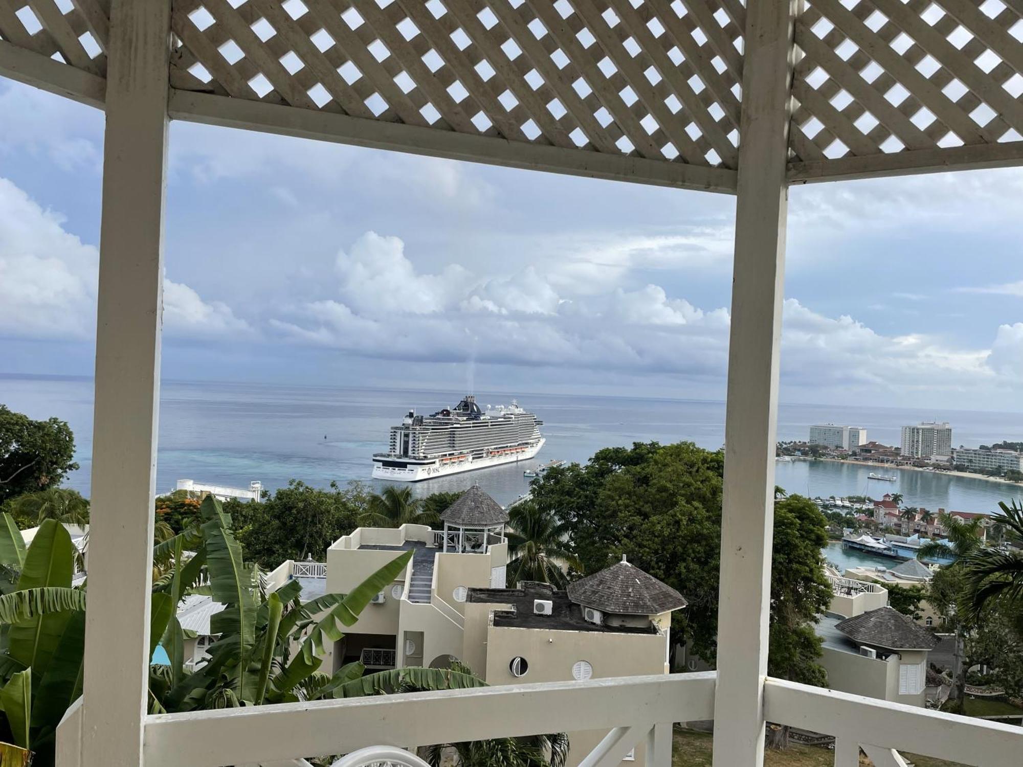 Oceanbreeze Jamaica Penthouse, 7-Minute Walk To Beach Ocho Rios Luaran gambar