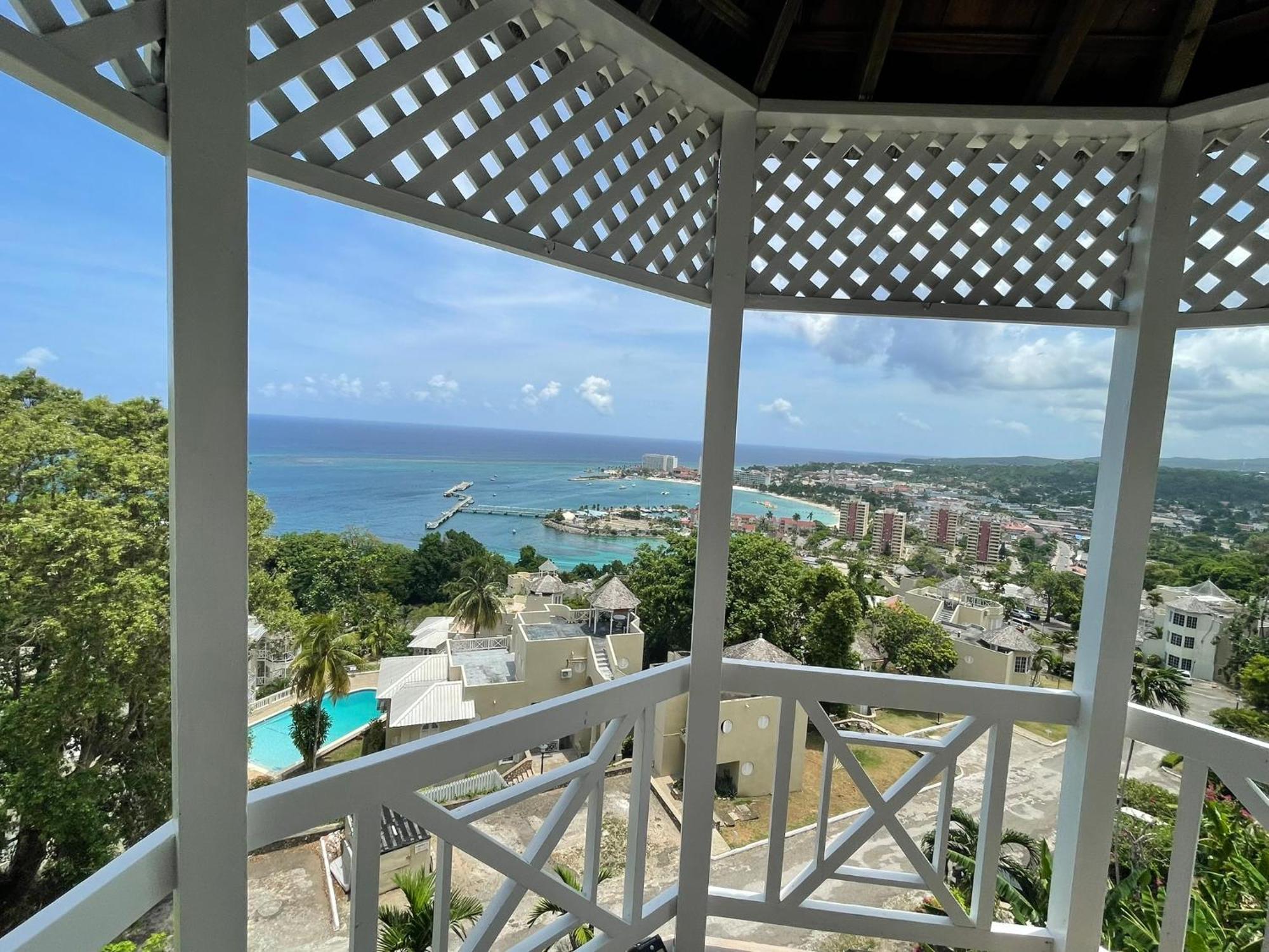 Oceanbreeze Jamaica Penthouse, 7-Minute Walk To Beach Ocho Rios Luaran gambar