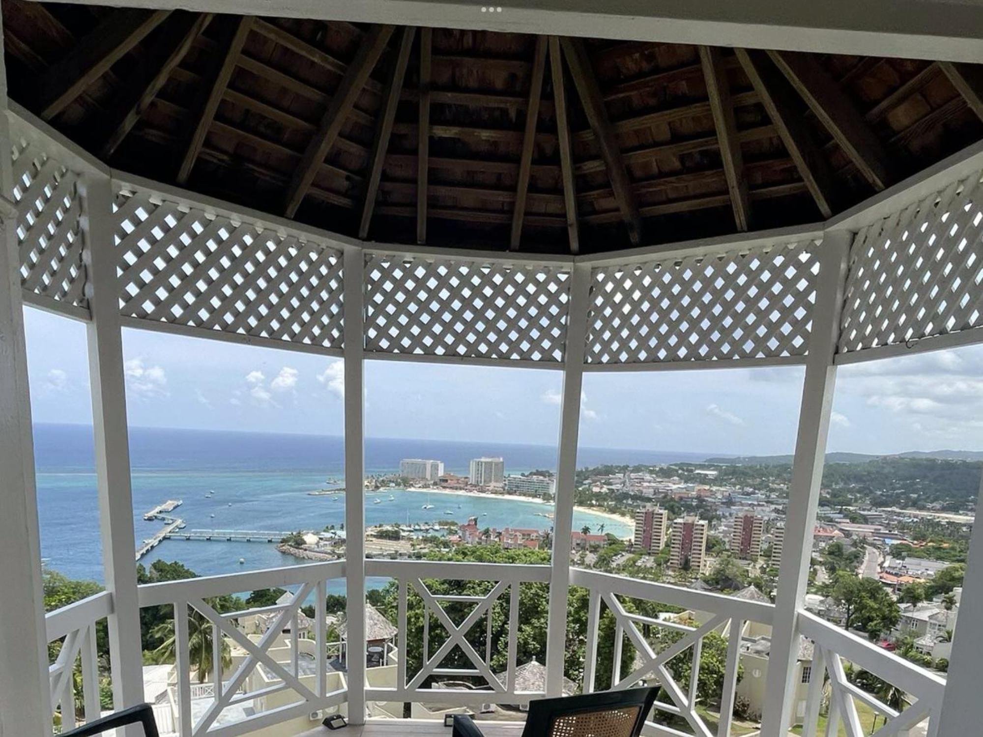 Oceanbreeze Jamaica Penthouse, 7-Minute Walk To Beach Ocho Rios Luaran gambar