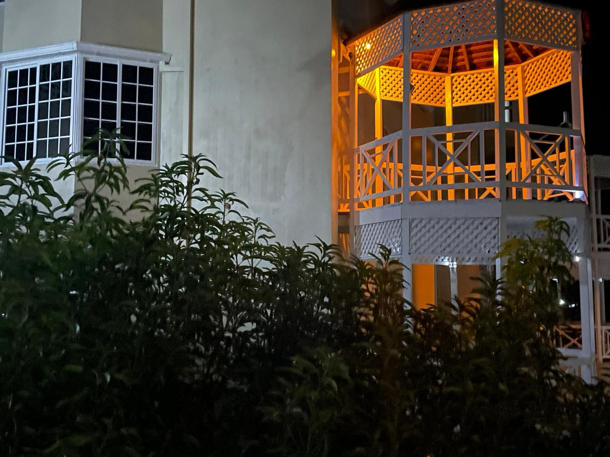 Oceanbreeze Jamaica Penthouse, 7-Minute Walk To Beach Ocho Rios Luaran gambar