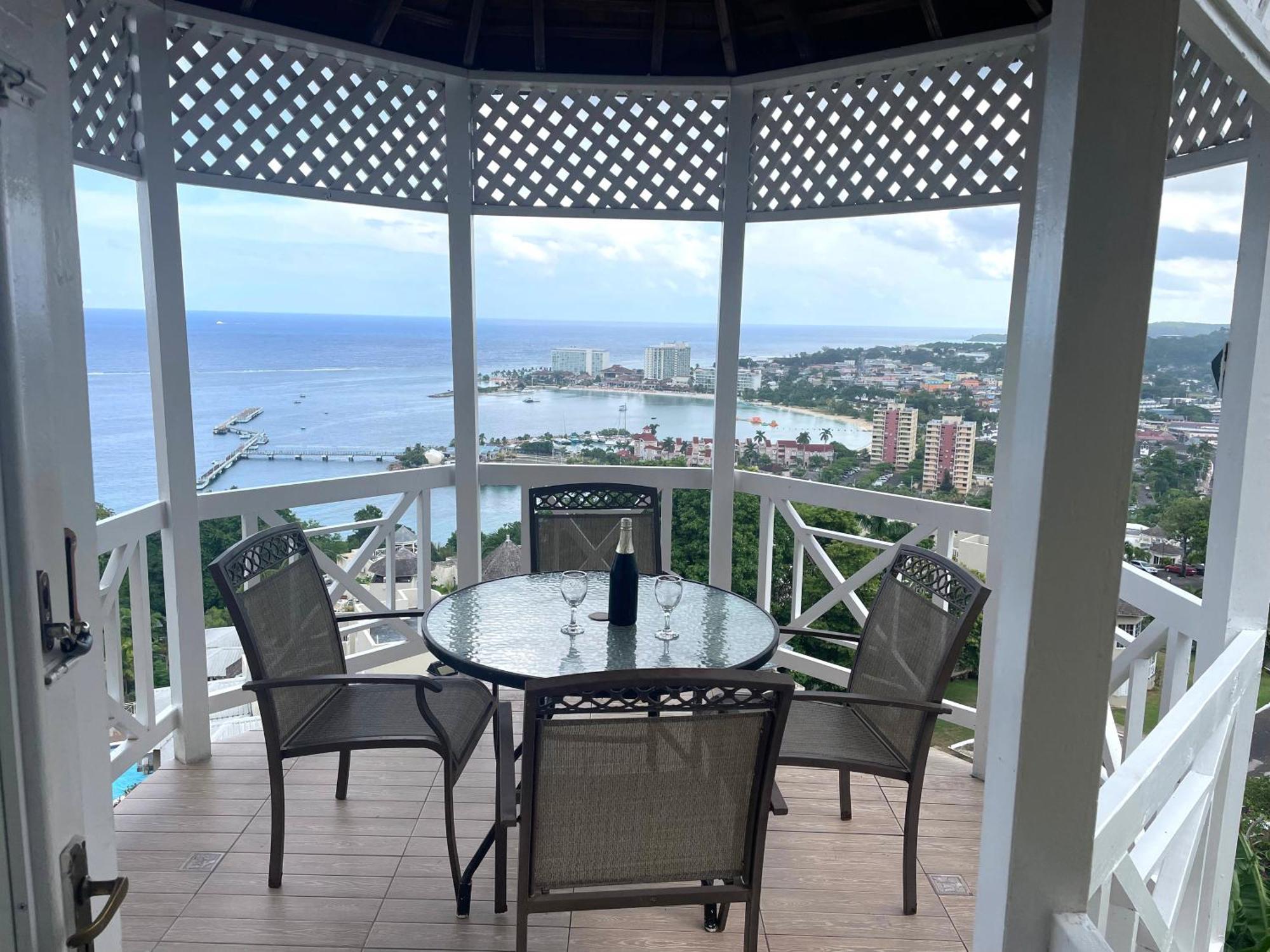 Oceanbreeze Jamaica Penthouse, 7-Minute Walk To Beach Ocho Rios Luaran gambar