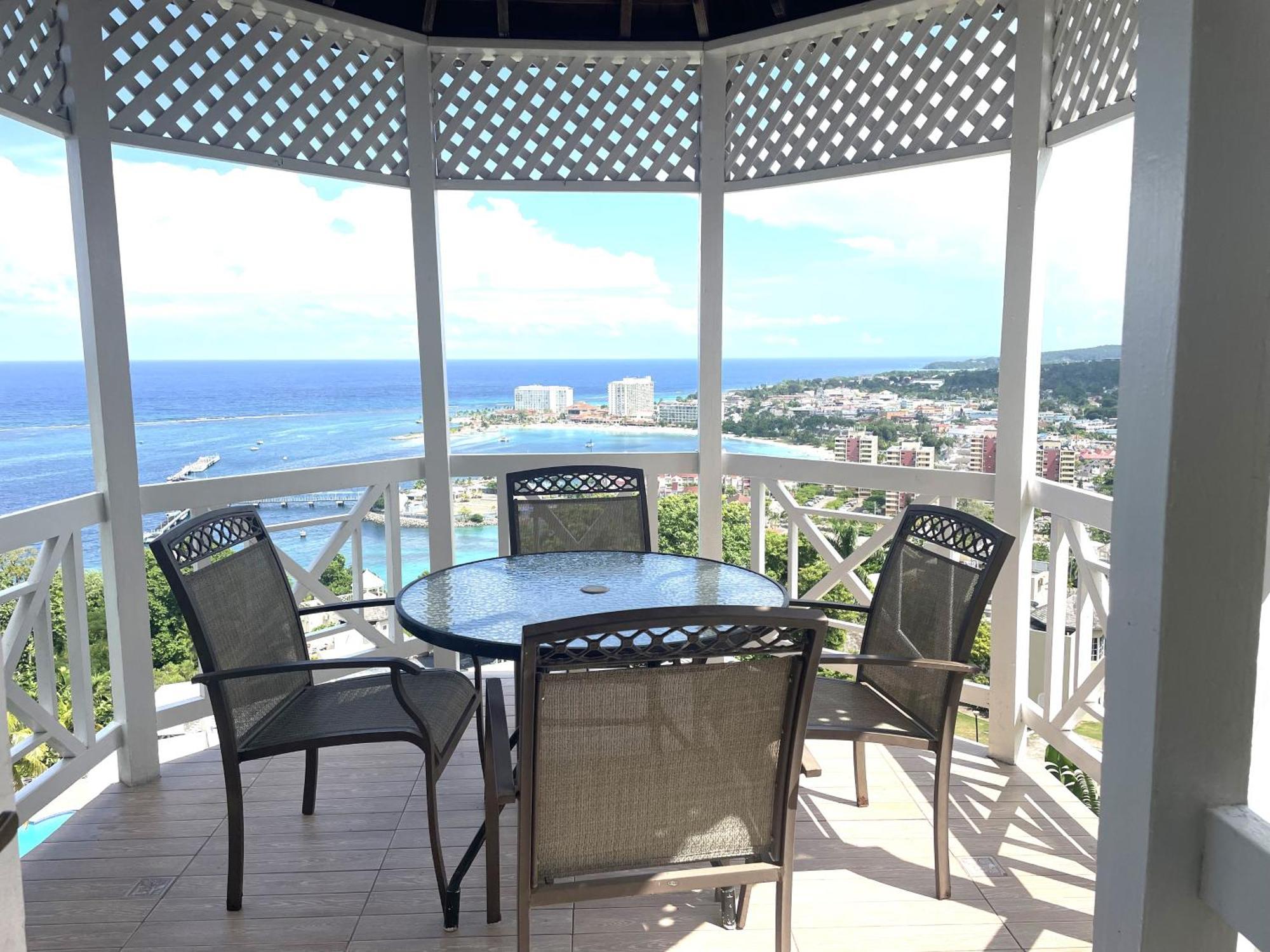 Oceanbreeze Jamaica Penthouse, 7-Minute Walk To Beach Ocho Rios Luaran gambar