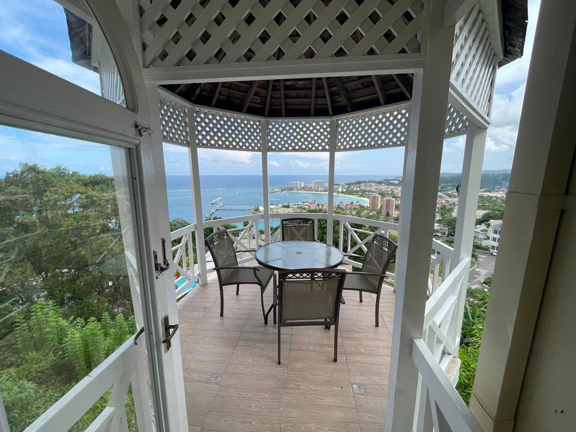 Oceanbreeze Jamaica Penthouse, 7-Minute Walk To Beach Ocho Rios Luaran gambar