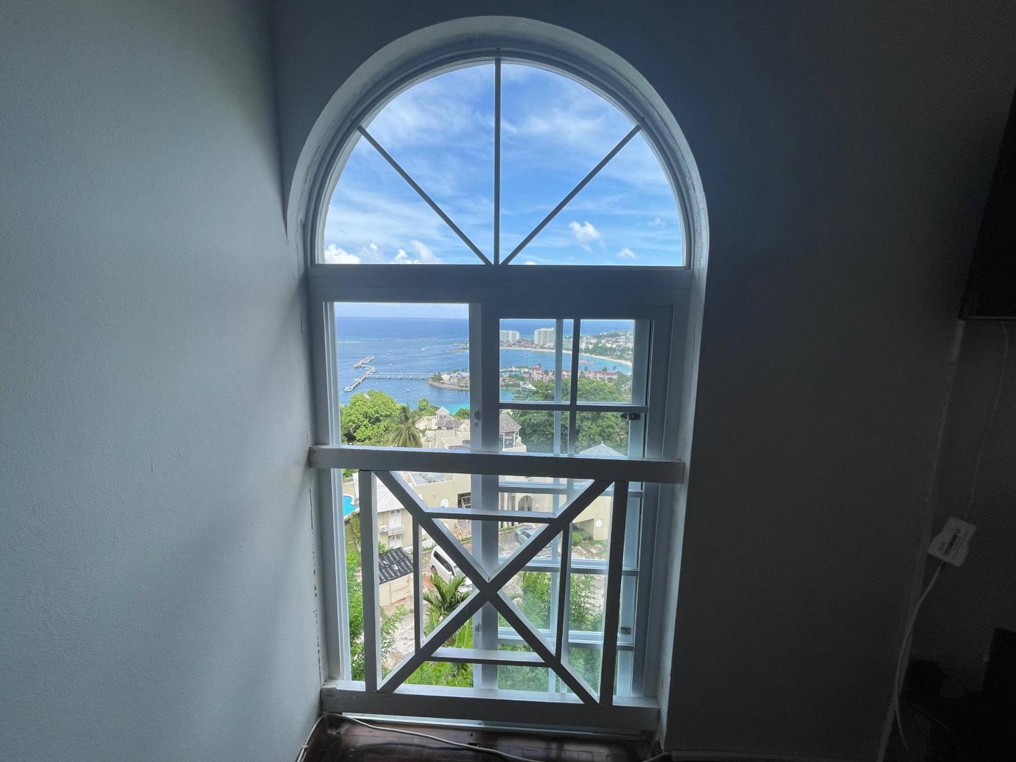 Oceanbreeze Jamaica Penthouse, 7-Minute Walk To Beach Ocho Rios Luaran gambar
